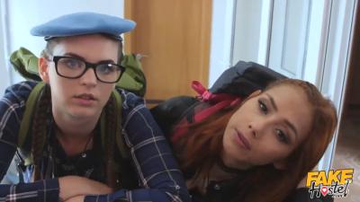 La joven estrella porno adolescente Veronica Leal y Taylee Wood, de un albergue falso, montan la polla del director del albergue en una habitación en un trío entre una mujer y un hombre.