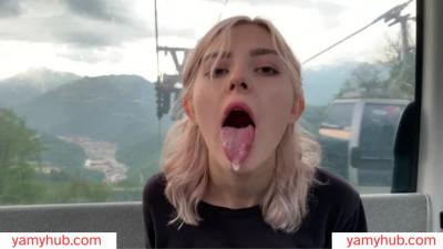 Onlyfans La caliente hermanastra adolescente Eva Elfie bebe semen después de hacer una mamada