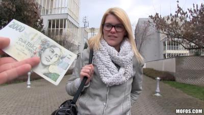 La estrella porno checa Victoria Sweet de Mofos es follada duro por un agente público falso. Video porno de un agente falso que se lidia con mujeres en público y follada por dinero.